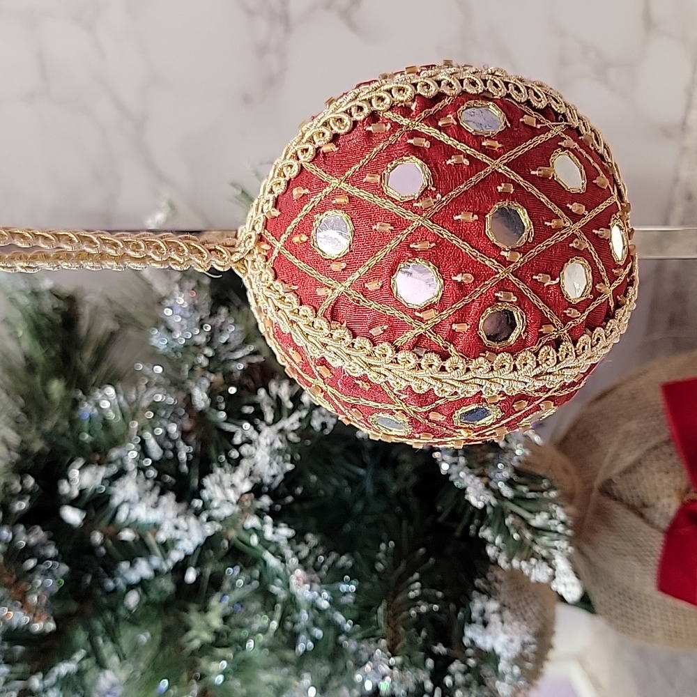 Large Vintage red fabric ornament with beads & mirrors - Picture 3 of 5